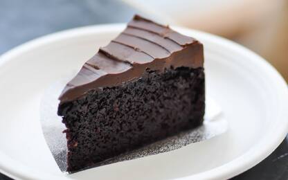 Ricetta torta al cioccolato fondente morbida e senza burro