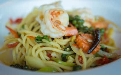 Spaghetti di soia con verdure e gamberi, la ricetta del piatto tipico