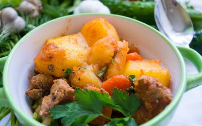 Spezzatino di vitello con patate, la ricetta tipica