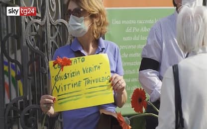 Coronavirus Milano, flash mob parenti anziani davanti al Trivulzio