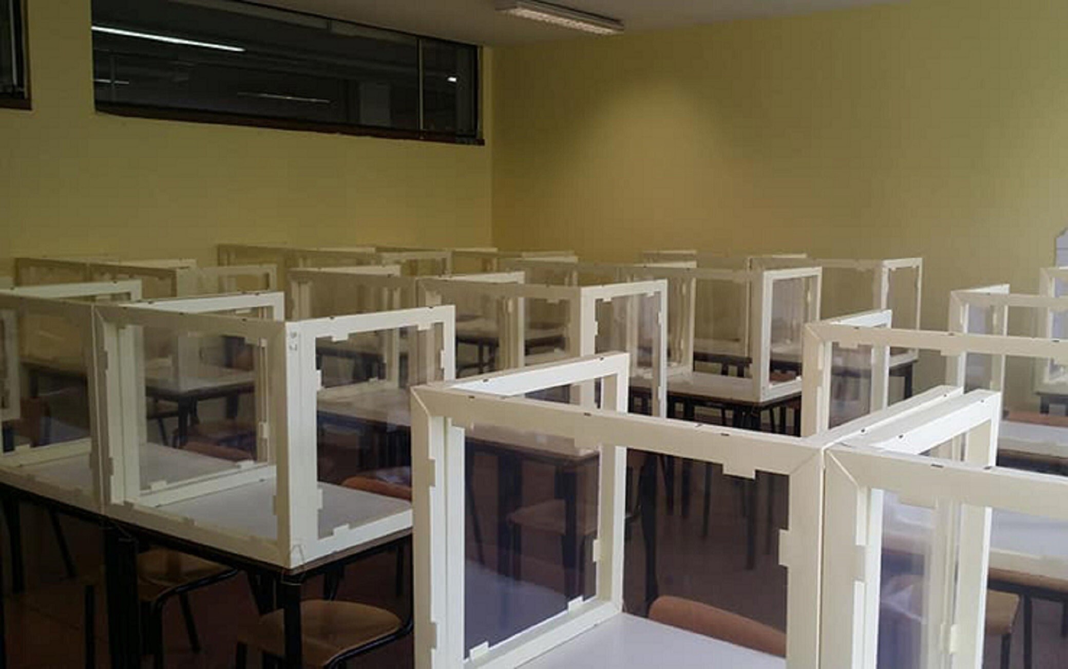 I banchi divisi dal plexiglass