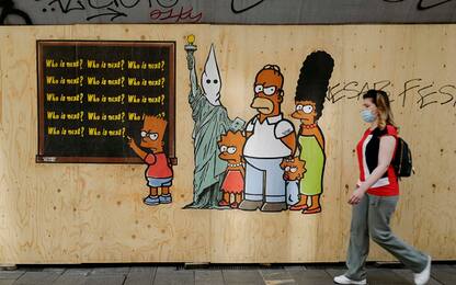Milano, affisso murale "Just because I am Black" con Simpson neri