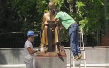 Milano, pulita la statua di Montanelli. VIDEO