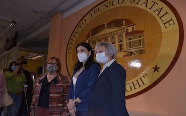 La ministra dell'Istruzione Lucia Azzolina (C) a Bergamo presso l'I.T.S., 17 giugno 2020. ANSA/TIZIANO MANZONI