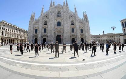 Milano, flash mob cantanti in piazza Duomo per lavoratori spettacolo