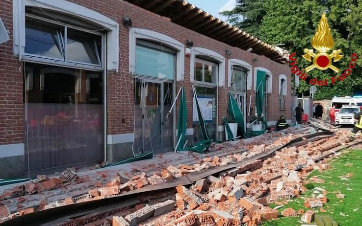 A causa del crollo del tetto di un edificio ad Albizzate (Varese), secondo quanto riferito dai vigili del fuoco, Ë morta una mamma e uno dei suoi bambini mentre un altro figlio Ë stato trasportato in ospedale in elicottero e versa in condizioni molto gravi, 24 giugno 2020. Sembra che la mamma e i due bambini si trovassero per strada e siano stati schiacciati dalle macerie.
ANSA/VIGILI DEL FUOCO
+++ ANSA PROVIDES ACCESS TO THIS HANDOUT PHOTO TO BE USED SOLELY TO ILLUSTRATE NEWS REPORTING OR COMMENTARY ON THE FACTS OR EVENTS DEPICTED IN THIS IMAGE; NO ARCHIVING; NO LICENSING +++