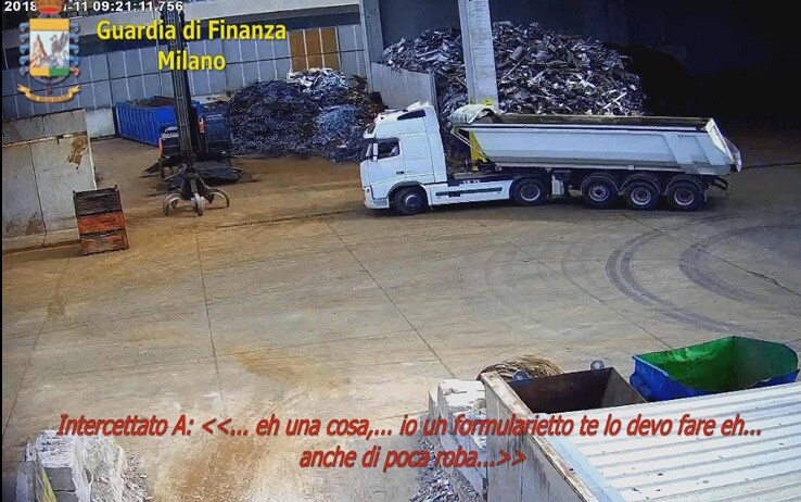 Nel fermo immagine del video distribuito il 2 luglio 2020, un momento dell'operazione che ha portato a 14 arresti e a sequestri per oltre 15 milioni di euro nell'ambito di un'inchiesta su un maxi traffico illecito di rifiuti. Quattordici persone sono state arrestate in un'inchiesta della Dda di Milano, condotta dalla Guardia di Finanza di Legnano, su un maxi traffico illecito di
rifiuti, "principalmente rottami ferrosi" che venivano movimentati "senza tracciabilità" e con compravendite effettuate "in nero". Lo ha comunicato il procuratore Francesco Greco.
ANSA/ GUARDIA DI FINANZA
+++ ANSA PROVIDES ACCESS TO THIS HANDOUT PHOTO TO BE USED SOLELY TO ILLUSTRATE NEWS REPORTING OR COMMENTARY ON THE FACTS OR EVENTS DEPICTED IN THIS IMAGE; NO ARCHIVING; NO LICENSING +++