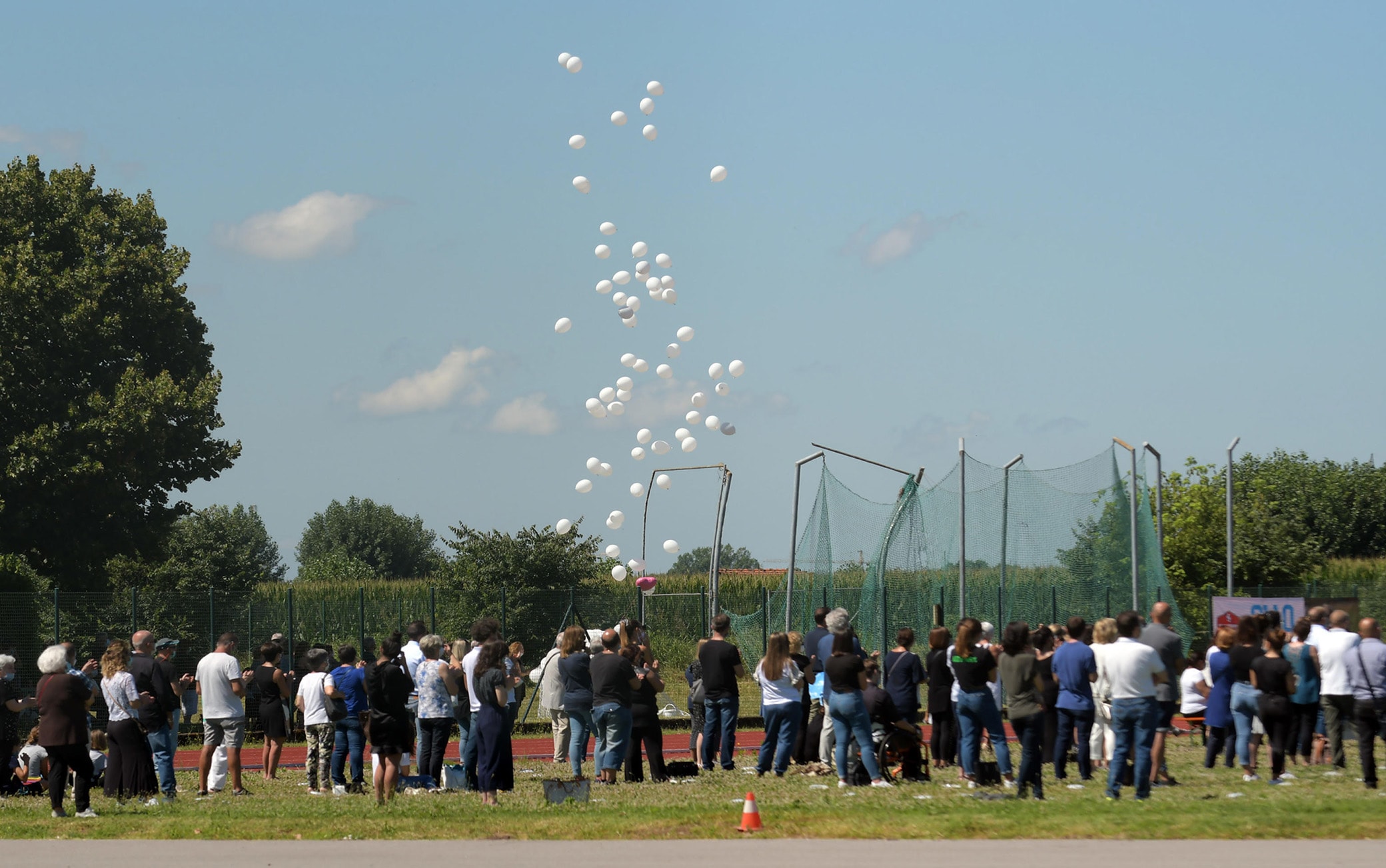 Lancio di palloncini durante i funerali di Elena e Diego Bressi, i gemelli uccisi dal padre Mario poi suicidatosi, celebrati al campo sportivo di Gessate (Milano), 04 luglio 2020. ANSA/ ANDREA CANALI