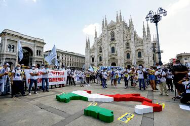 Un momento della manifestazione nazionale degli infermieri in piazza Duomo a Milano, 4 luglio 2020.ANSA/Mourad Balti Touati