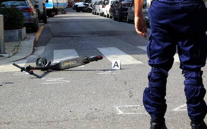 Incidente a Milano, scontro tra auto e monopattino: ferito 23enne