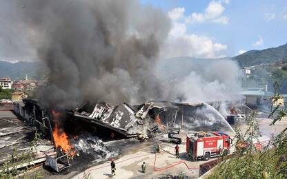 Incendio a Leffe, in fiamme un’azienda tessile: non ci sono feriti