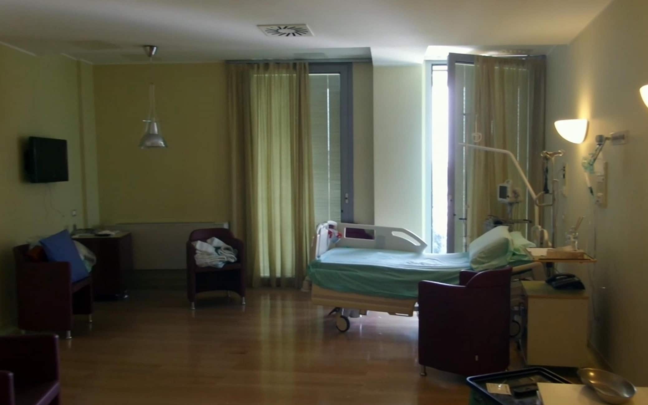 Un fermo immagine tratto da un video di Alanews mostra la stanza del leader di Forza Italia Silvio Berlusconi all'ospedale San Raffaele dove era ricoverato dal 7 giugno scorso per un intervento di sostituzione della valvola aortica a Milano, 5 luglio 2016.
ANSA/ALANEWS