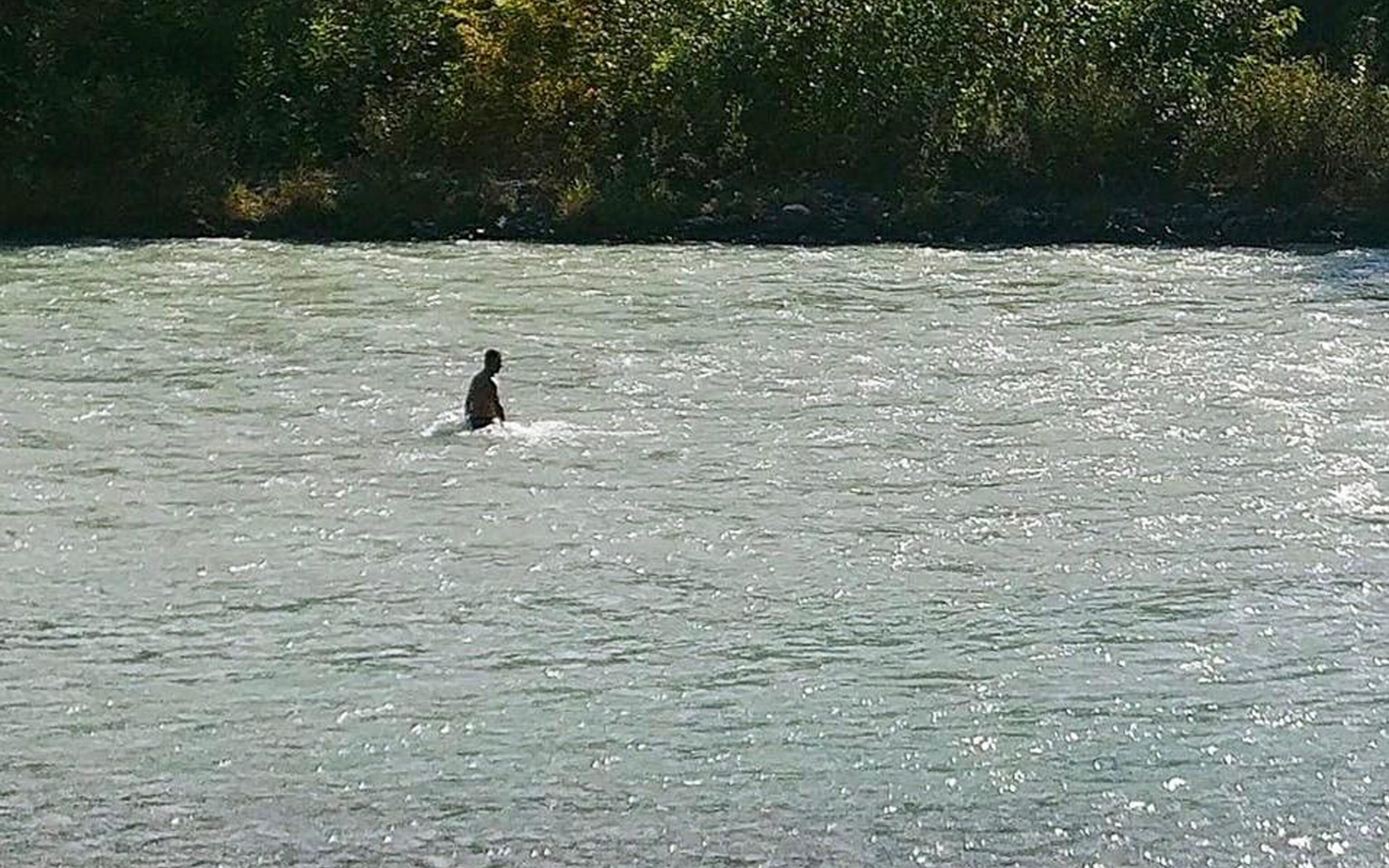 Il padre della 15enne nelle acque del fiume Adda