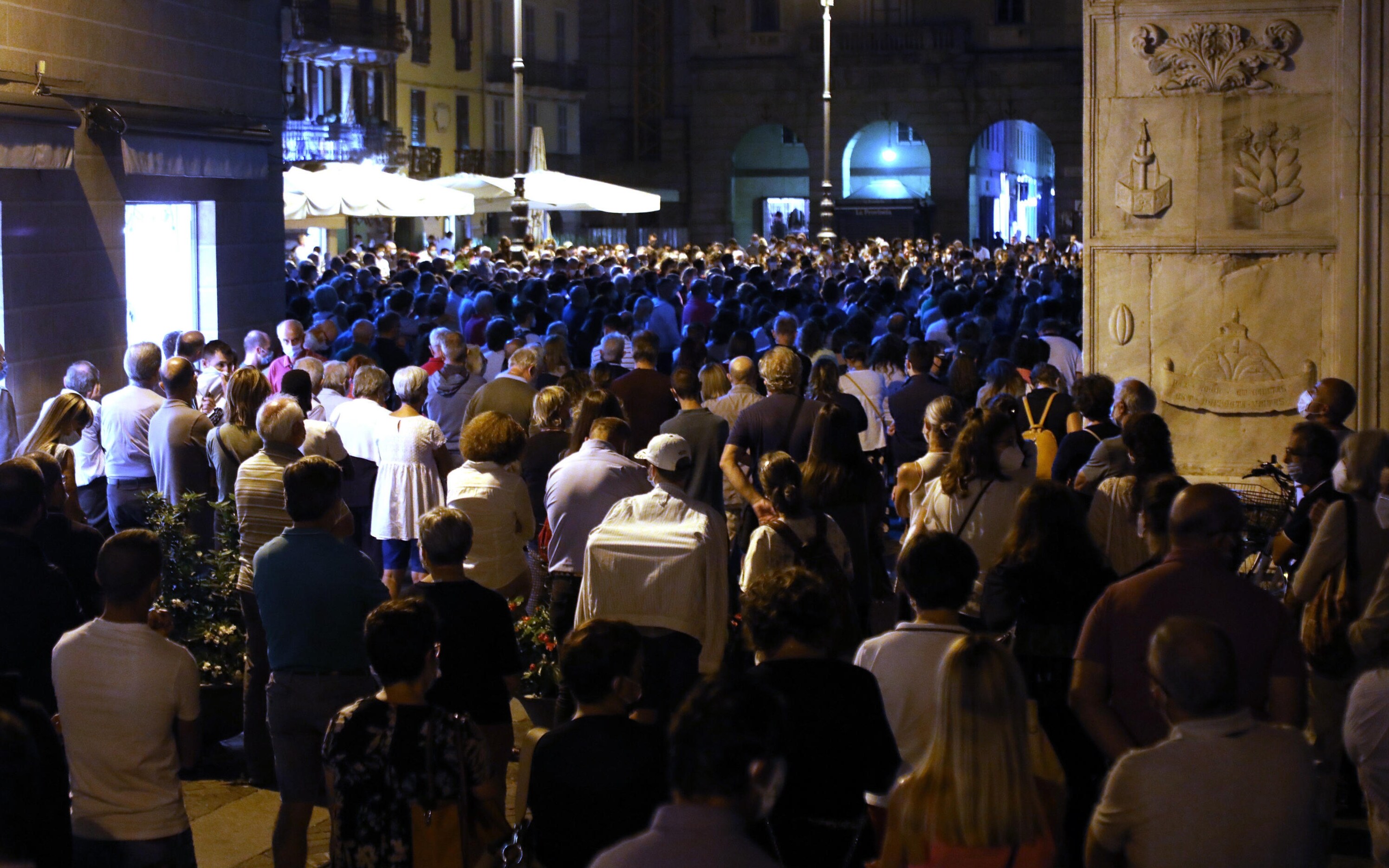 La folla davanti al Duomo di Como