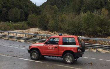 Strada interrotta dopo il ponte di Limone Piemonte (Cuneo) a causa dell'ondata di maltempo, 03 ottobre 2020.  ANSA / Vigili del Fuoco   +++  ANSA PROVIDES ACCESS TO THIS HANDOUT PHOTO TO BE USED SOLELY TO ILLUSTRATE NEWS REPORTING OR COMMENTARY ON THE FACTS OR EVENTS DEPICTED IN THIS IMAGE; NO ARCHIVING; NO LICENSING  +++