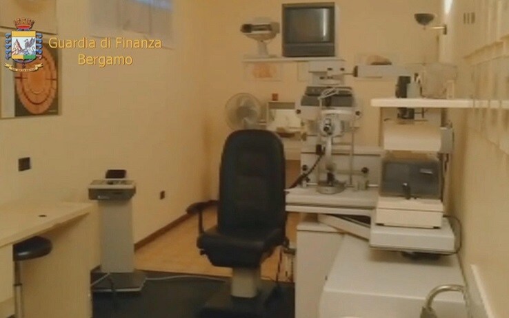 Gdf: denunciato falso chirurgo oculista a Bergamo