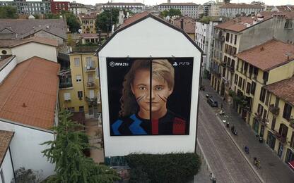 Milano, Jorit celebra la città e il calcio di Fifa 21 con un murales
