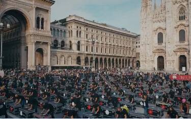 Milano, protesta dei lavoratori dello spettacolo: 500 bauli in Duomo