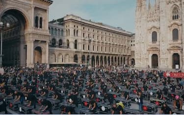 Milano, protesta dei lavoratori dello spettacolo: 500 bauli in Duomo