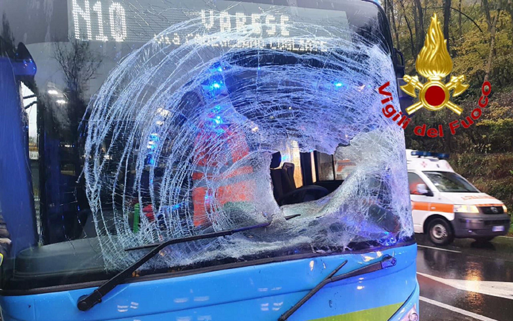 Il parabrezza dell'autobus dopo l'incidente