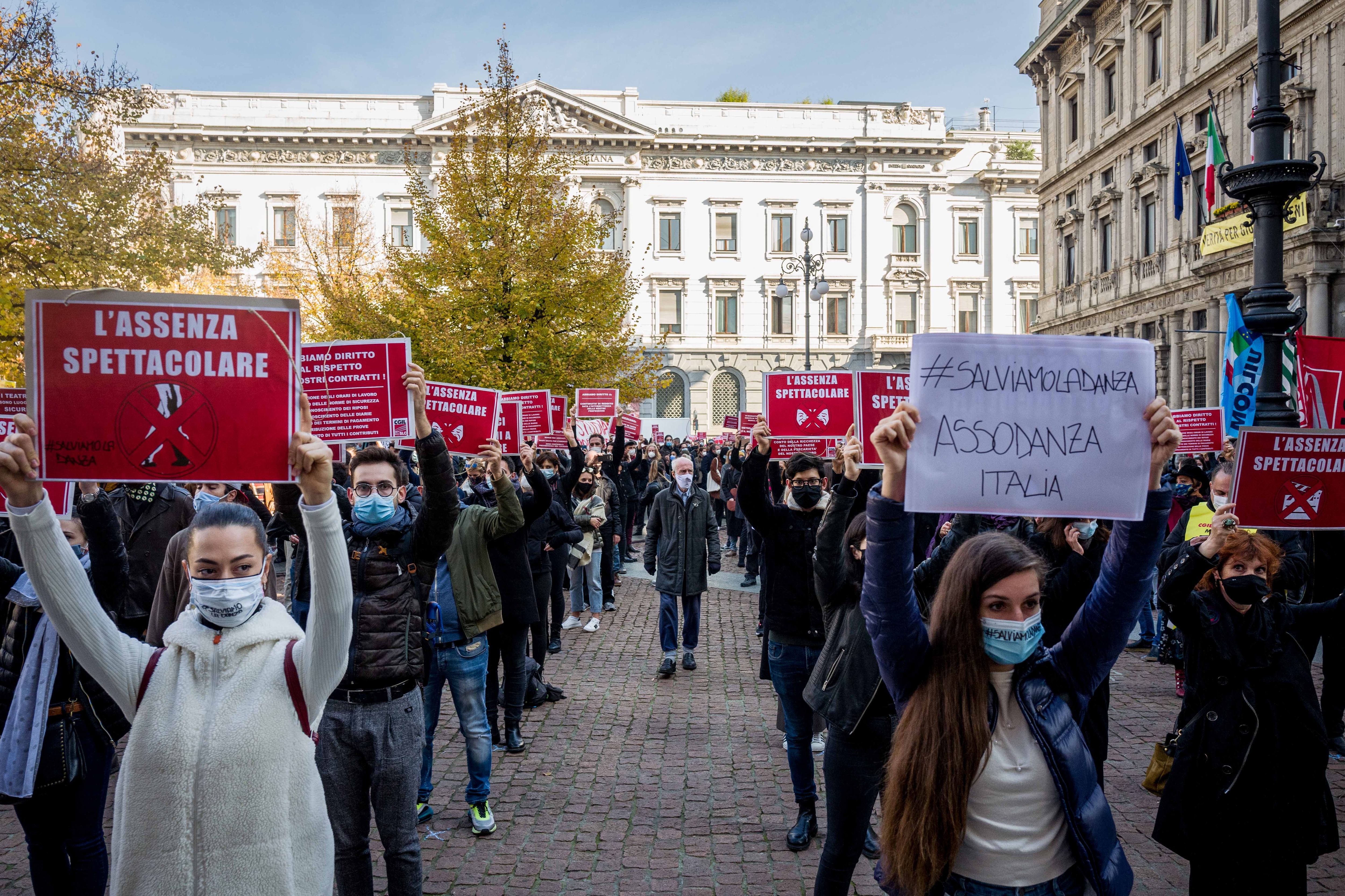 milano protesta dei lavoratori dello spettacolo in piazza scala contro il nuovo dpcm