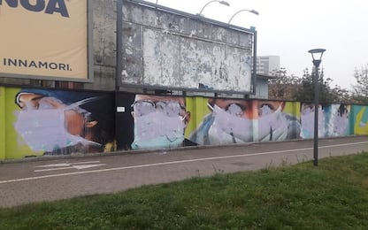 Milano, imbrattati i murales dedicati ai sanitari dell’ospedale Sacco