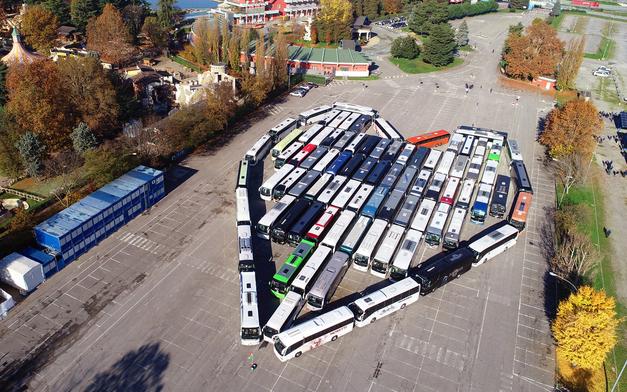 Il cuore di Bergamo è grande e abbraccia tutta l'Italia Un gigantesco cuore come messaggio di solidarietà e speranza rivolto a tutta l’Italia: iniziativa senza precedenti a Leolandia, che ha ospitato un raduno di pullman in rappresentanza delle imprese di bus turistici di Bergamo e della Lombardia, con il patrocinio della Provincia di Bergamo, 17 novembre 2020. ANSA/UFFICIO STAMPA LEOLANDIA ++ NO SALES, EDITORIAL USE ONLY ++