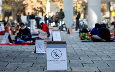 Studenti contro la didattica a distanza studiano sotto il palazzo della Regione Lombardia a Milano, 19 novembre 2020. ANSA/Mourad Balti Touati