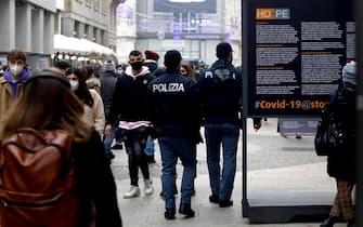 Controlli della Polizia di Stato e della Polizia Locale nell'ultimo sabato prima di Natale durante l'emergenza Coronavirus a Milano, 19 dicembre 2020. 
 ANSA/Mourad Balti Touati