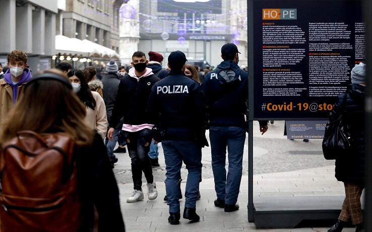 Milanesi in centro ultimo sabato prima di Natale Controlli della Polizia di Stato e della Polizia Locale nell'ultimo sabato prima di Natale durante l'emergenza Coronavirus a Milano, 19 dicembre 2020.
ANSA/Mourad Balti Touati
