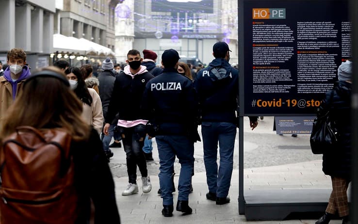Controlli della Polizia di Stato e della Polizia Locale nell'ultimo sabato prima di Natale durante l'emergenza Coronavirus a Milano, 19 dicembre 2020. 
 ANSA/Mourad Balti Touati