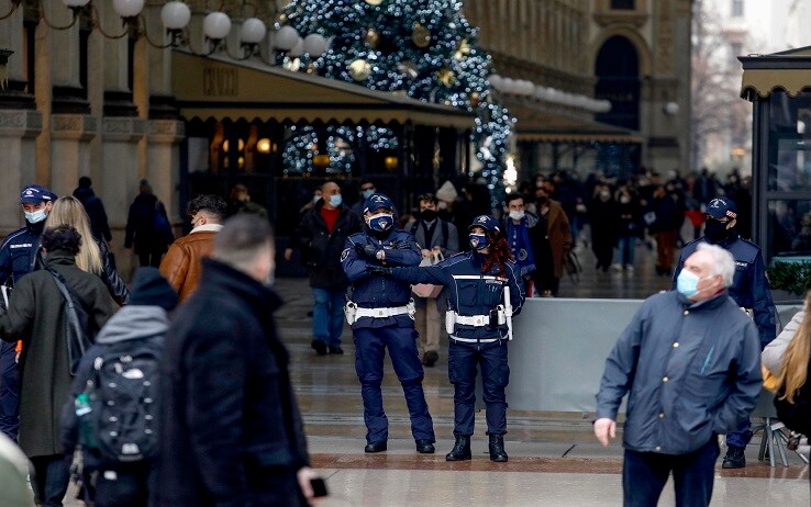 Milanesi in centro ultimo sabato prima di Natale Controlli della Polizia di Stato e della Polizia Locale nell'ultimo sabato prima di Natale durante l'emergenza Coronavirus a Milano, 19 dicembre 2020.
ANSA/Mourad Balti Touati