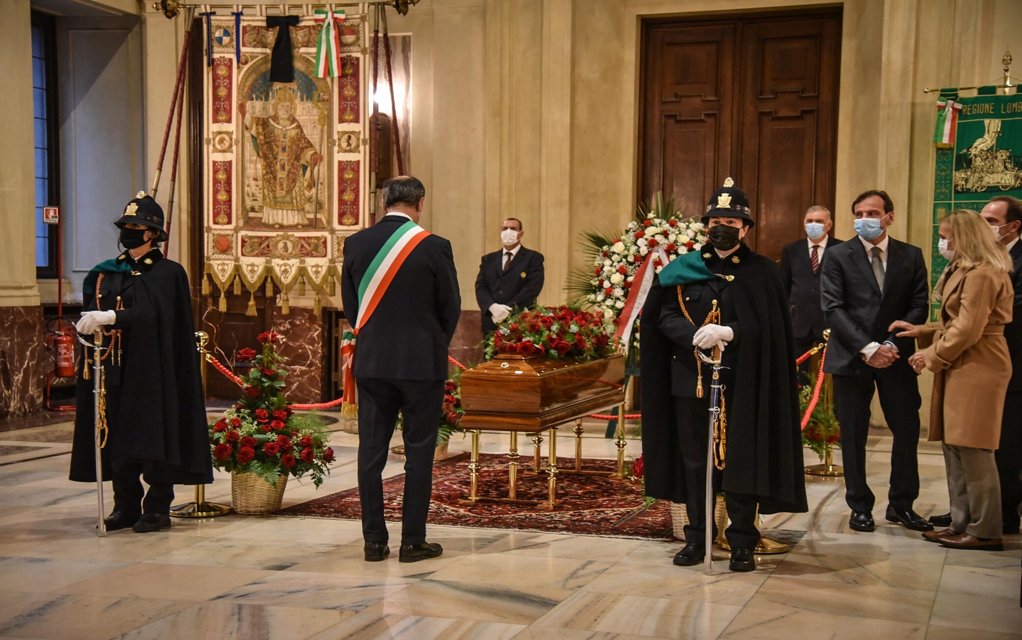 La camera ardente dell’ex sindaco Marco Formentini allestita in sala Alessi a Palazzo Marino Il sindaco di Milano Beppe Sala rende omaggio nella camera ardente dell ex sindaco Marco Formentini allestita in sala Alessi a Palazzo Marino a Milano, 04 Gennaio 202.
Ansa/Matteo Corner