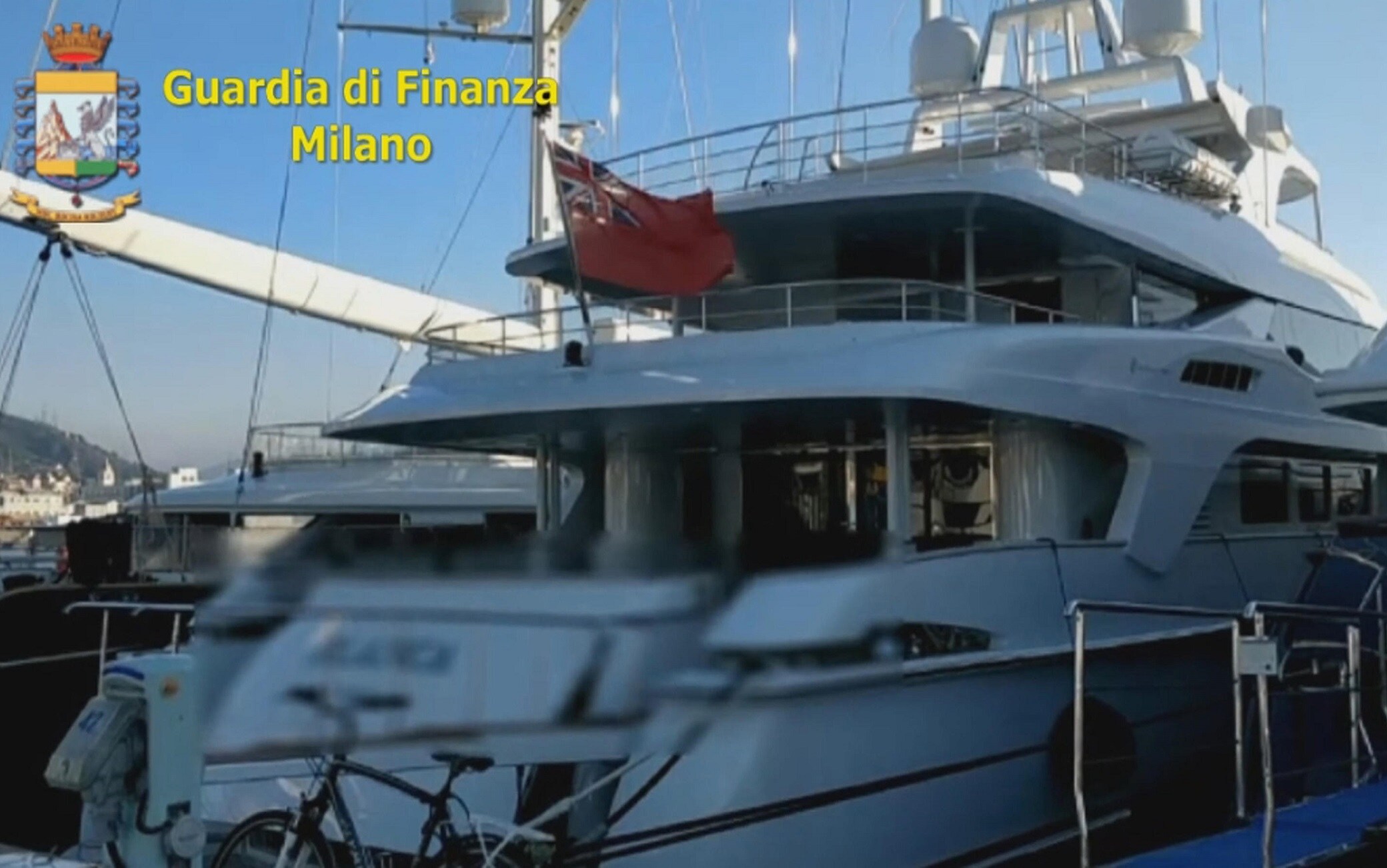 Lo yacht sequestrato I militari del Nucleo di Polizia economico-finanziaria della guardia di finanza di Milano hanno sequestrato nel porto di Genova il maxi yacht di oltre 50 metri di proprietà di Paolo Fassa, titolare della azienda trevigiana di calcestruzzi Fassa Bortolo e patron dell'omonima squadra di ciclismo, indagato per frode fiscale e autoriciclaggio in una inchiesta dei pm milanese Paolo Storari e Giordano Baggio. Il valore stimato dell'imbarcazione è di circa 30 milioni di euro. ANSA/GDF +++ NO SALES, EDITORIAL USE ONLY +++