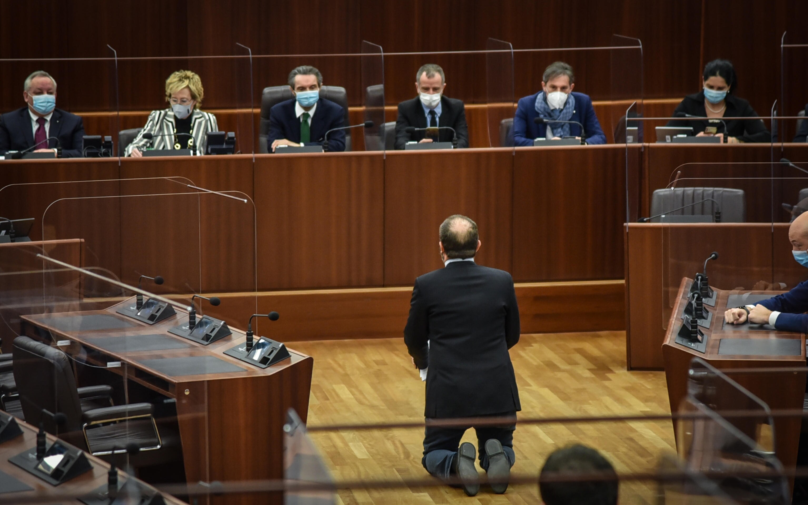 Il consigliere Usuelli inginocchiato in aula