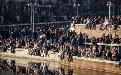 Covid Milano, folla in centro e sui Navigli. VIDEO