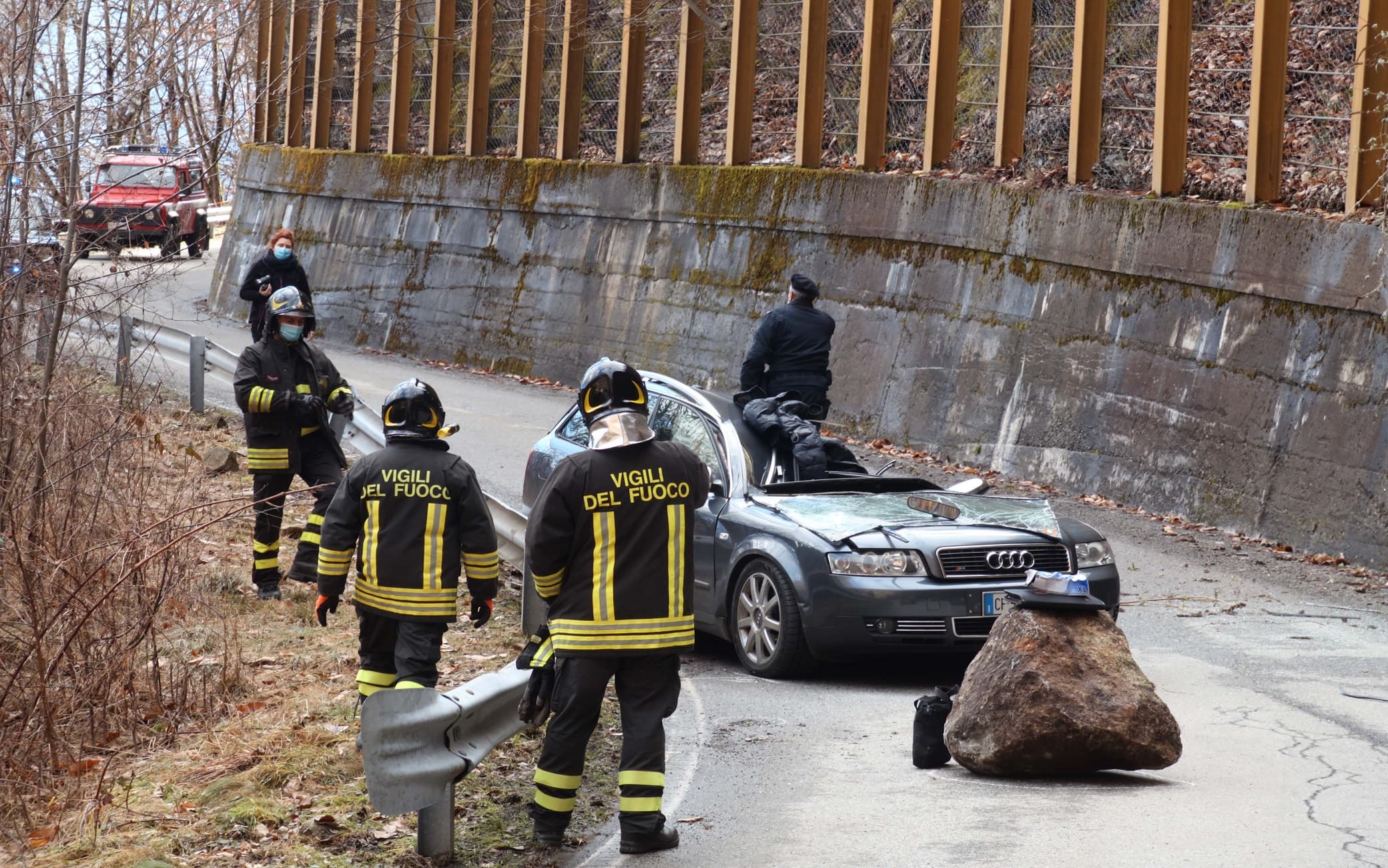 Soccorritori sul luogo dove un masso si è staccato dalla montagna e ha travolto un auto, uccidendo la persona che si trovava all'interno a Civo, 8 febbraio 2021.ANSA/ANP