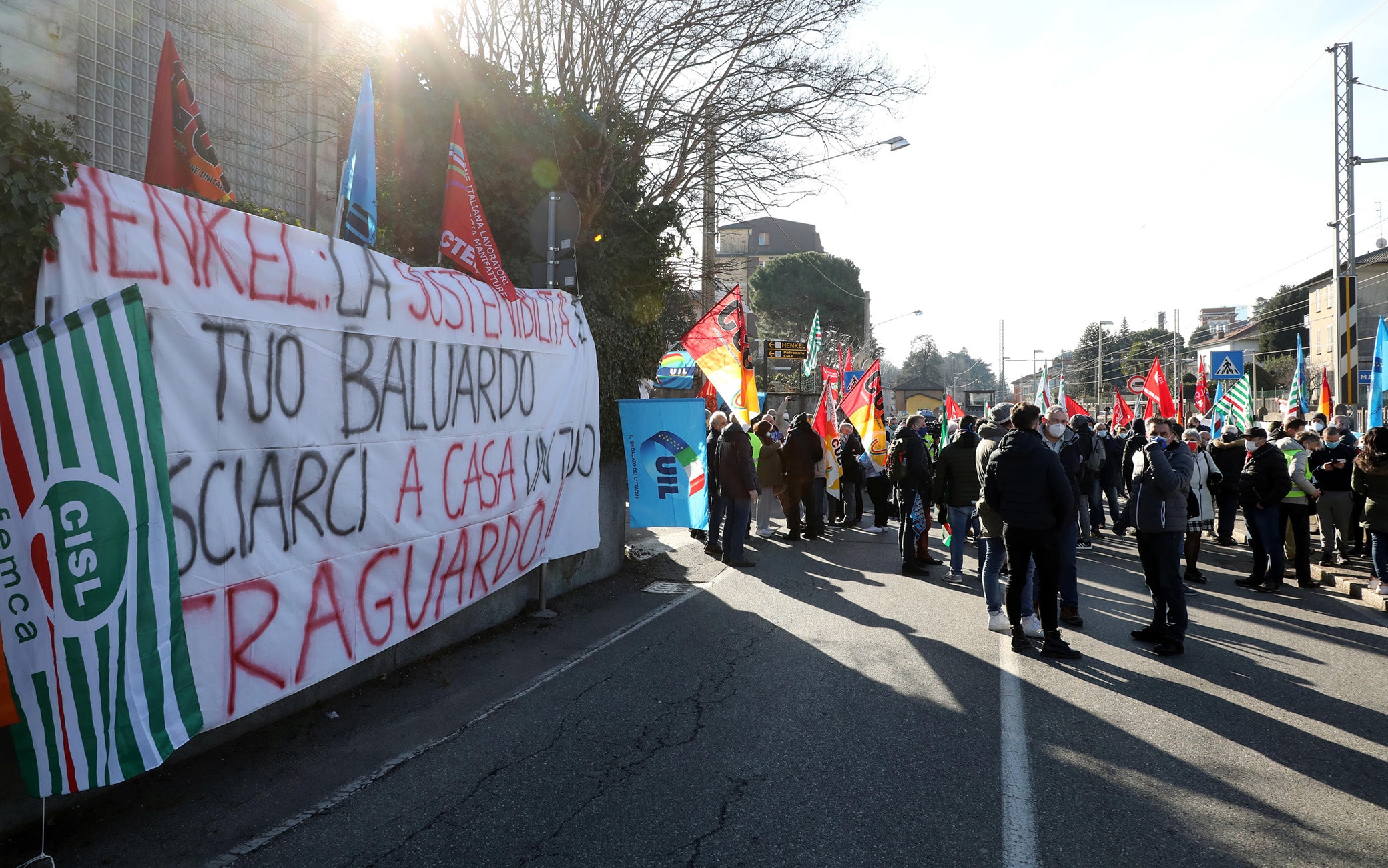 I lavoratori dello stabilimento di Lomazzo della Henkel protestano davanti alla fabbrica. La multinazionale tedesca ha comunicato l’intenzione di fermare la produzione. A rischio ci sono 160 posti di lavoro. Lomazzo, Como, 16 Febbraio 2021.
ANSA / MATTEO BAZZI