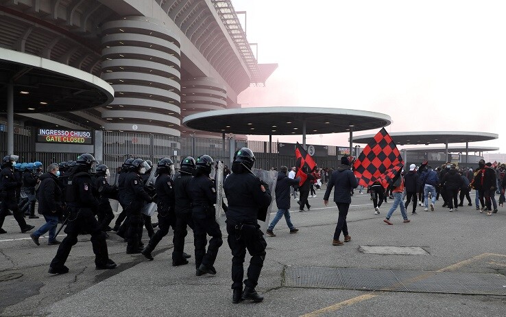 Le forze dell'ordine fuori dallo stadio