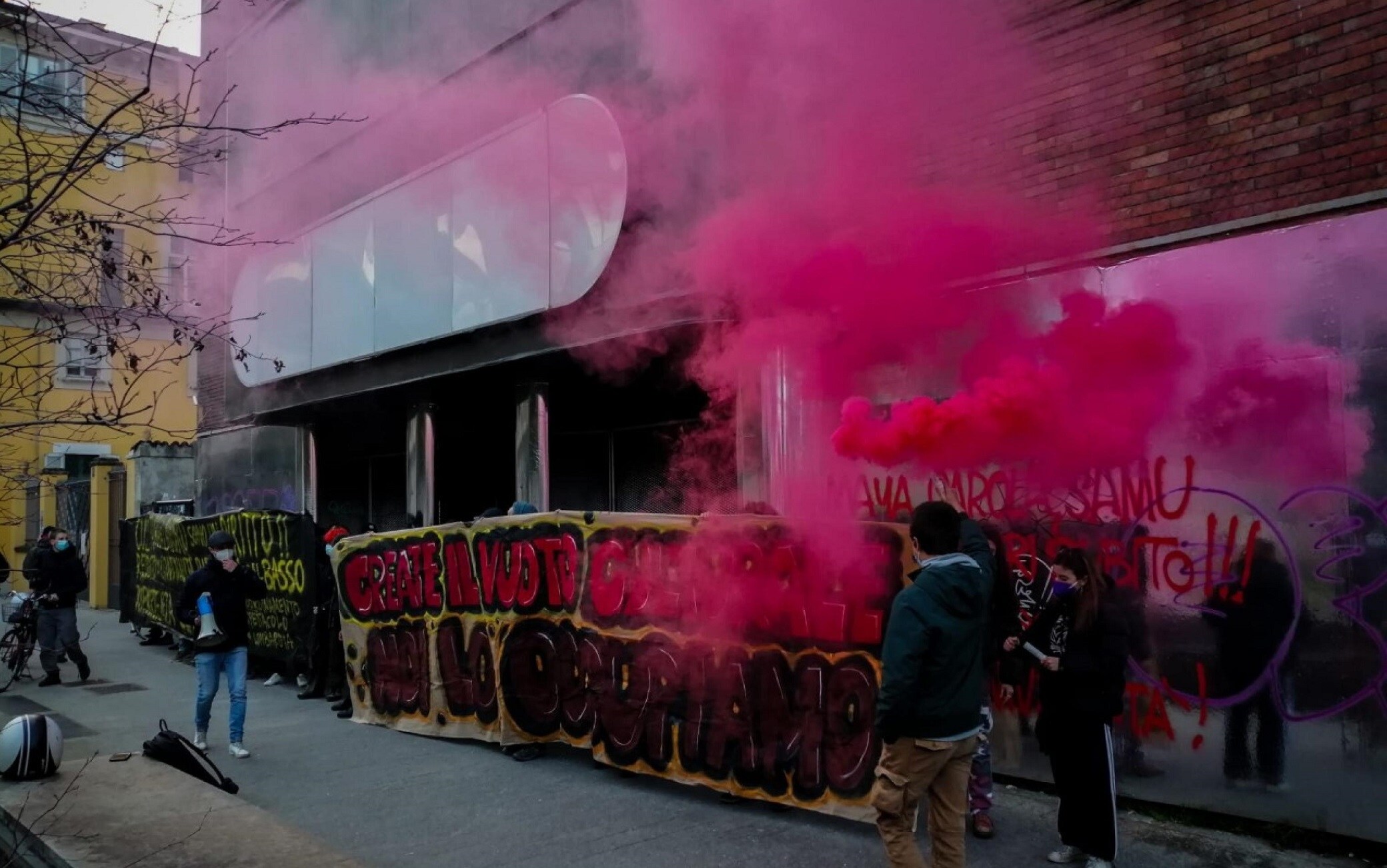 A Milano studenti e lavoratori spettacolo occupano ex cinema A Milano studenti e lavoratori spettacolo occupano ex cinema