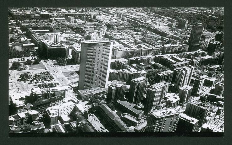 Veduta del grattacielo Pirelli nel 1971