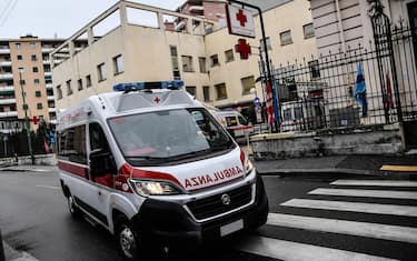 A healthcare worker with their ambulances in front of  the Villa Scassi Hospital in Genoa, Italy, 05 January 2021. A second batch of 470,000 doses of the Pfizer-BioNTech COVID-19 vaccine reportedly has arrived in Italy and more than 100,000 people have been vaccinated with it so far in Italy.
ANSA/LUCA ZENNARO