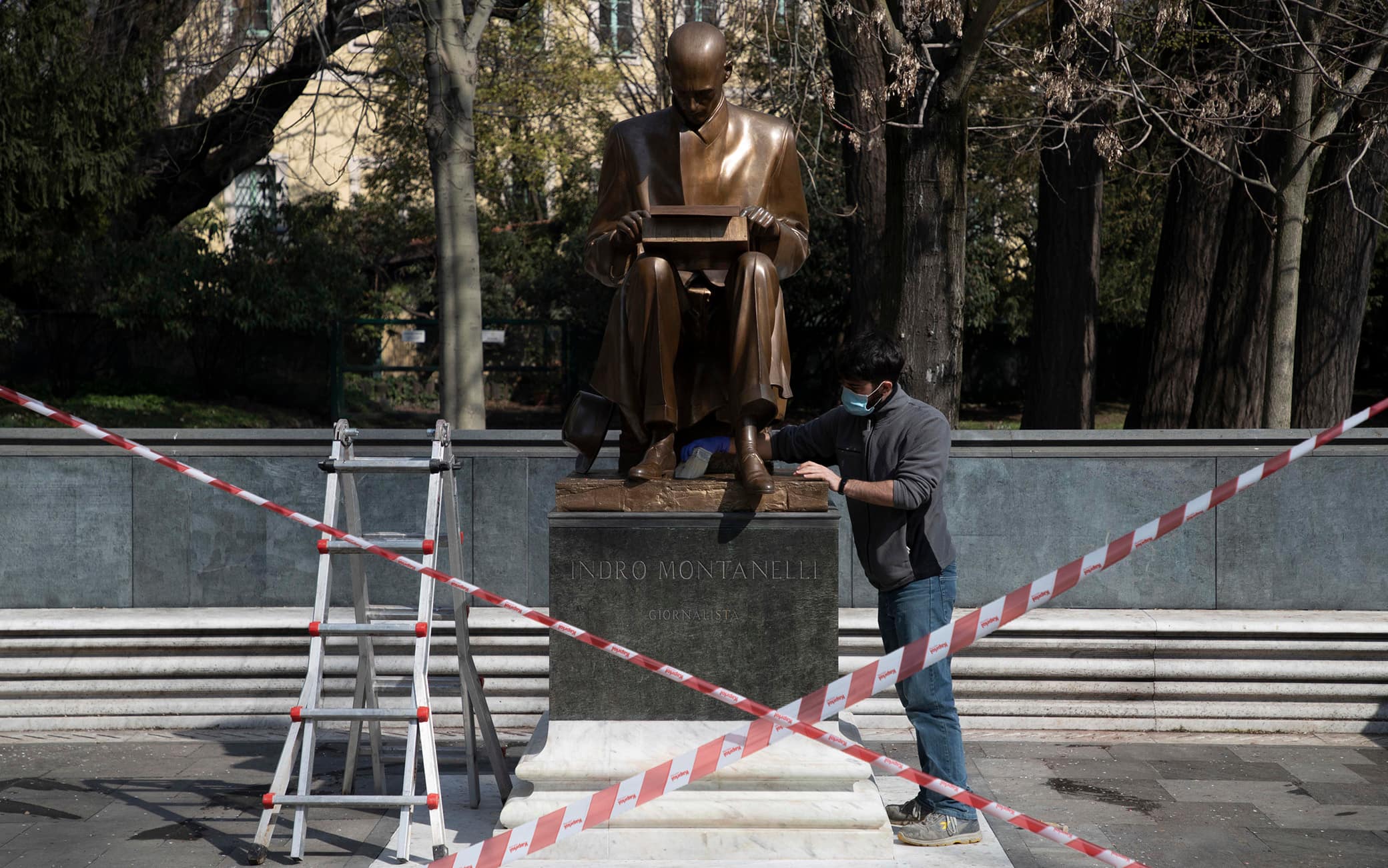 Dopo che ieri la statua di Indro Montanelli situata nei giardini di Porta Venezia è stata nuovamente imbrattata, i restauratori puliscono i graffiti fatti con la vernice, Milano, 12 marzo 2021. ANSA/ MARCO OTTICO