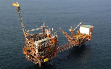 epa05182306 A handout image dated 18 May 2008 and provided by Italian energy company ENI on 26 February 2016, showing a ENI oil platform off the coast of the Democratic Republic of Congo. ENI released their 4th quarter and full year 2015 results on 26 February 2016, saying 'in the Q4 2015, standalone adjusted operating profit from continuing operations was 0.86 billion euro, down by 64 per cent from the year before. For the full-year 2015, standalone adjusted operating profit from continuing operations was 4.1 billion euro, down by 7.34 billion euro or 64 per cent year-on-year.'  EPA/CLAUDIO BRUFOLA / HANDOUT  HANDOUT EDITORIAL USE ONLY/NO SALES