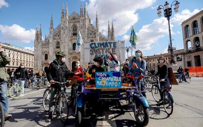 Fridays for Future, a Milano lo sciopero per il clima in bici. VIDEO