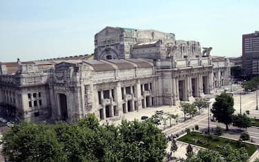 La stazione Centrale di Milano vista dal settimo piano dell'Excelsior Hotel Gallia, in piazza Duca d'Aosta a Milano, il cui intervento di restauro è stato ultimato e presentato oggi alla stampa, 12 maggio 2015. ANSA /  MATTEO BAZZI
