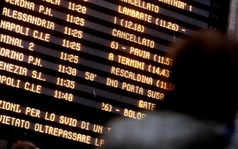 Passeggeri in attesa osservano i tabelloni che mostrano i ritardi a causa del deragliamento di un Frecciarossa sulla linea Milano Bologna alla Stazione Centrale di Milano, 6 febbraio 2020.ANSA/Mourad Balti Touati