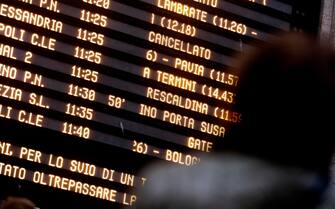 Ritardi e disagi in stazione centrale Passeggeri in attesa osservano i tabelloni che mostrano i ritardi a causa del deragliamento di un Frecciarossa sulla linea Milano Bologna alla Stazione Centrale di Milano, 6 febbraio 2020.ANSA/Mourad Balti Touati