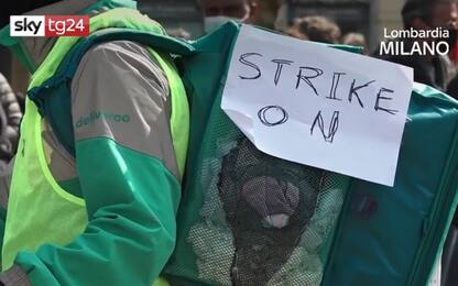 Milano, lo sciopero dei rider: “Nessuno ordina, nessuno consegna”