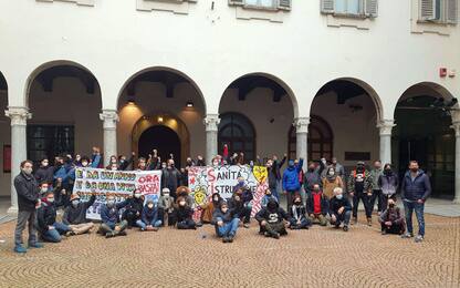 Milano, lavoratori dello spettacolo e studenti occupano Piccolo Teatro